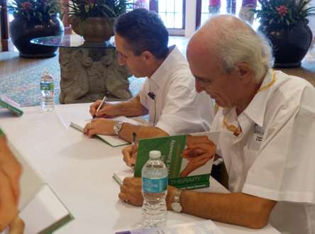 A gauche Alain CROIBIER, à droite Jean-Pierre BARRAL lors d'une dédicace